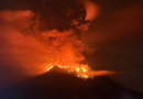 Indonésia: Alerta de tsunami após erupção de vulcão que pode desabar no mar