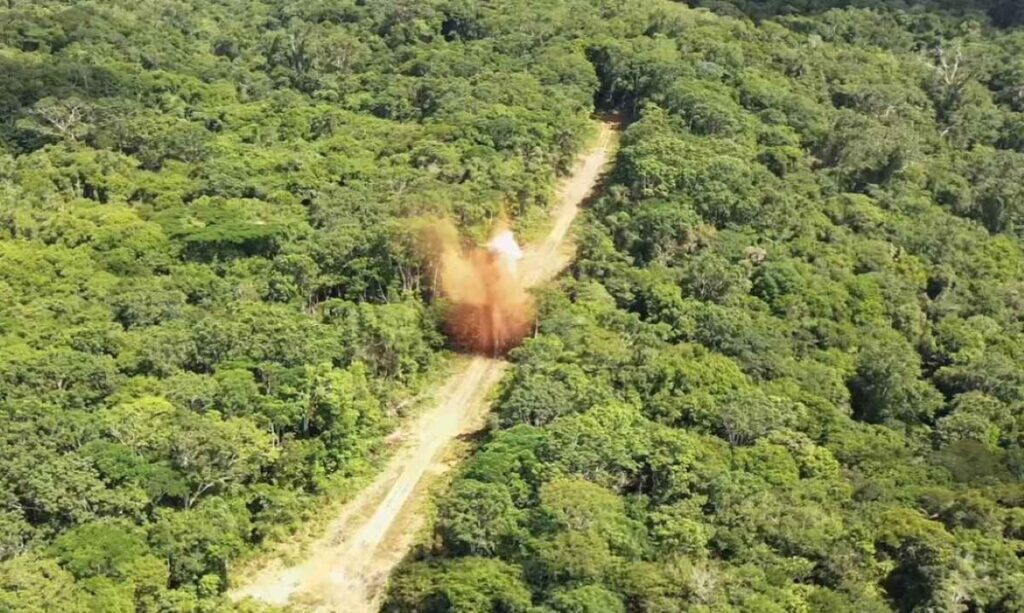 Forças Armadas usam explosivos e destroem cinco pistas do garimpo na Terra Yanomami em Roraima