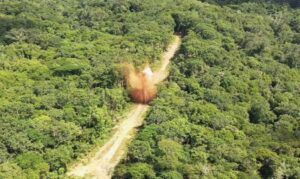 Forças Armadas usam explosivos e destroem cinco pistas do garimpo na Terra Yanomami em Roraima