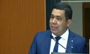 Soldado Sampaio assume governo em cerimônia na Assembleia Legislativa de Roraima