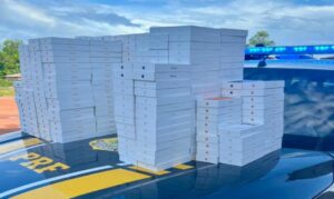PRF encontra 426 iPhones e garrafas de vinho avaliados em mais de R$ 5 milhões escondidos em veículo em Roraima