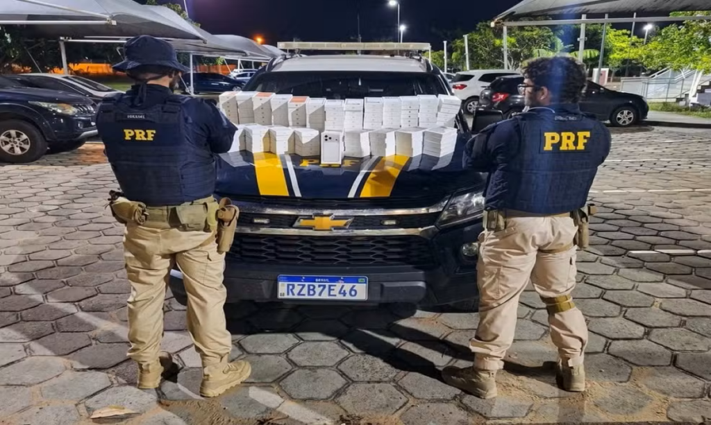 Fiscalização da PRF encontra 176 iPhones sem nota fiscal e prende americano em Roraima