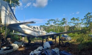 Operação contra garimpo ilegal destrói avião usado para transporte de suprimentos em Roraima