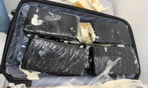 Após prisão com 33 kg de skunk, aeroporto de Boa Vista tem novo caso com mulher presa e 15 tabletes apreendidos
